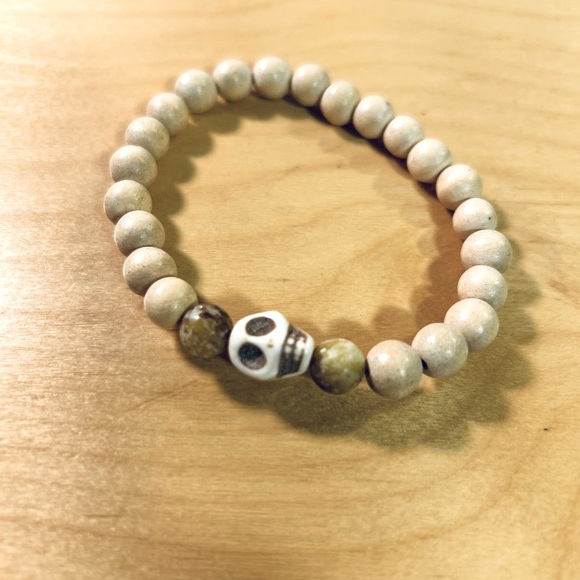 Wood Skull bracelet with yellow turquoise accent beads - Picture 2 of 4